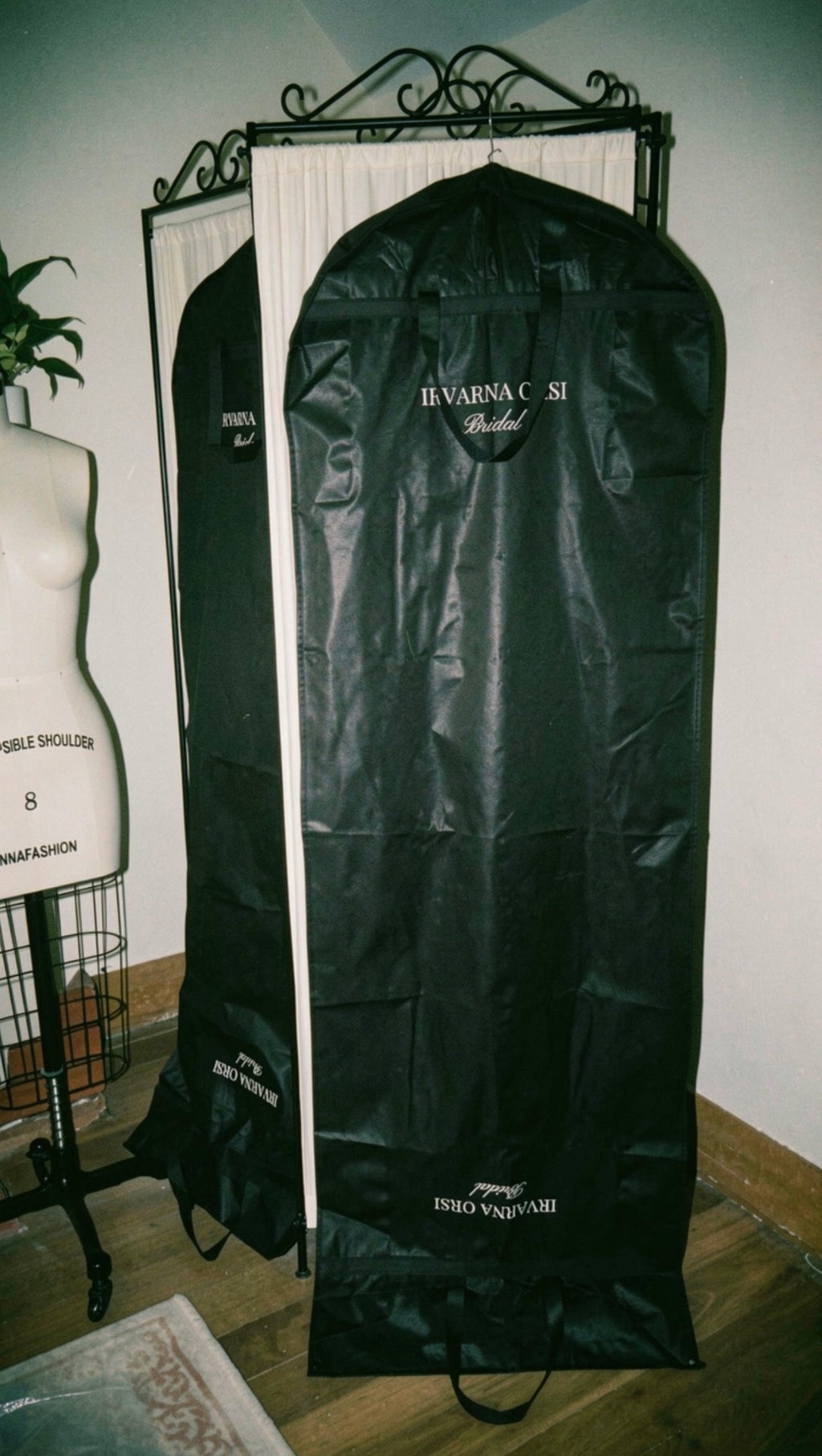 Irvarna Orsi Garment Bag